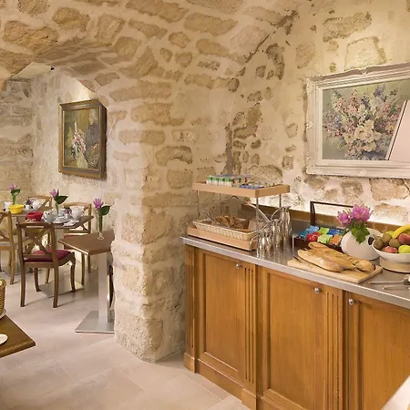 Le Relais Des Halles Hotel 4*