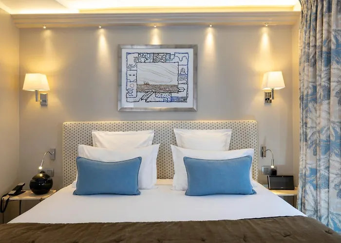 Le Relais Des Halles Hotel 4*